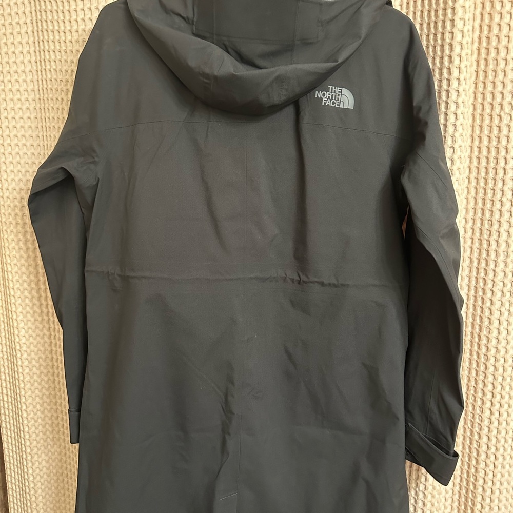 North Face light weight jacket. Like new.